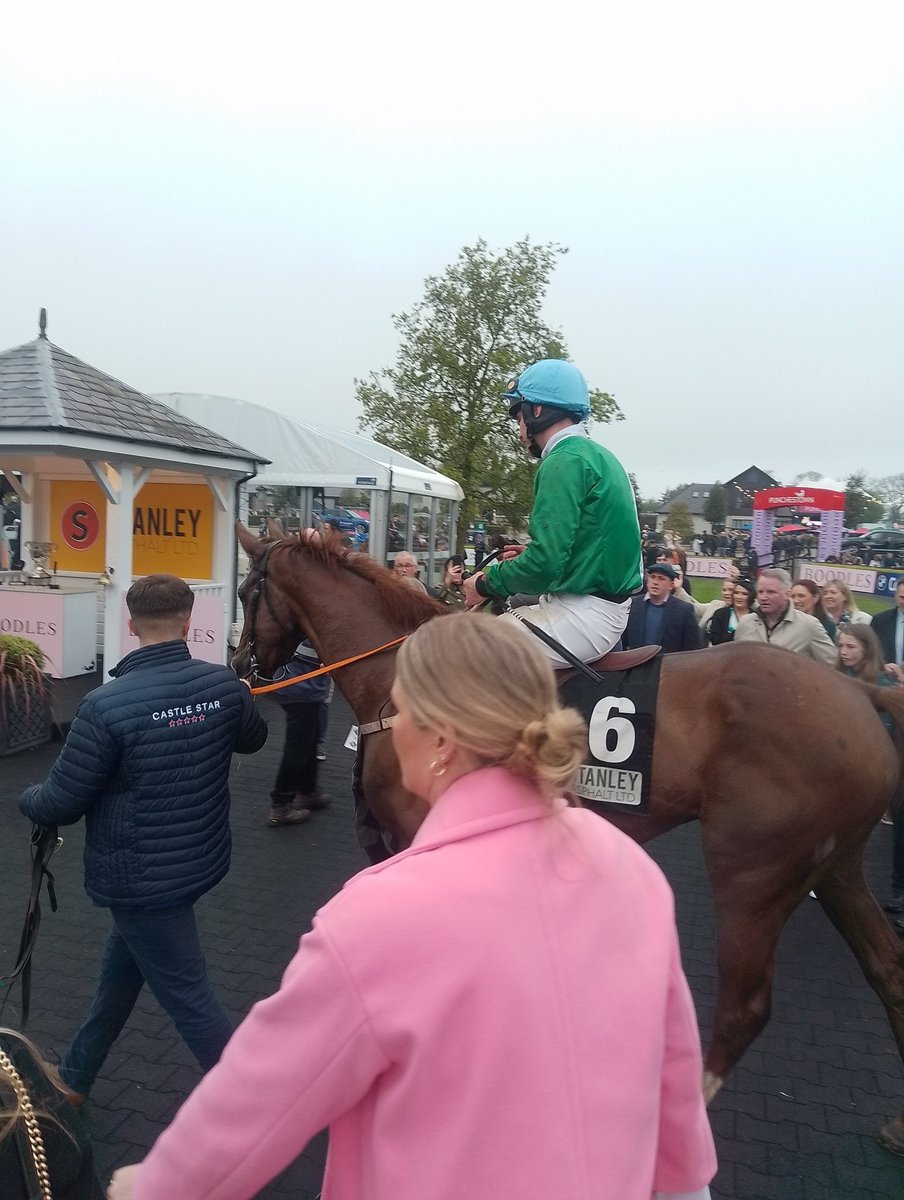 The opener here at @punchestownrace the Bishopscourt Cup goes to Private Ryan 9/4 getting the better of the 2/1 jolly De Nordener. Jamie Scallan was excellent on the winner,trained in Wexford by Sean Doyle  #Punchestown #PunchestownFestival