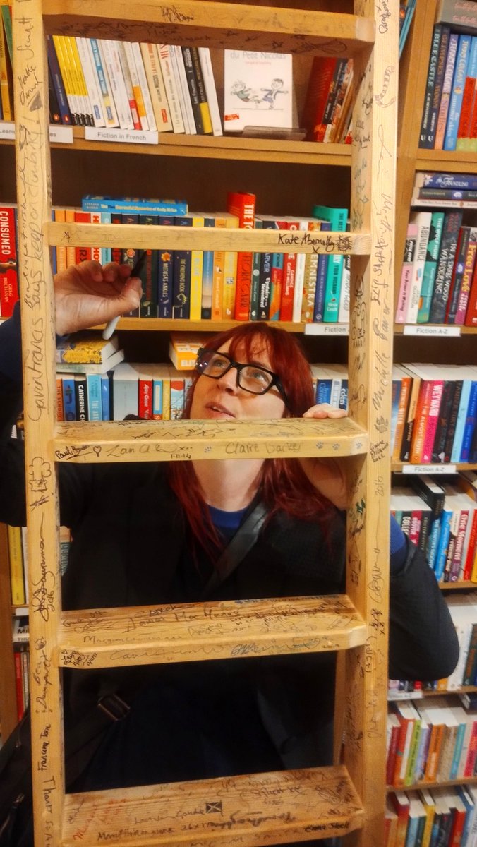 Lovely visit from @rachaelking70 @guppybooks today, signing the ladder 🪜 & copies of her new The Grimmelings ! #Edinburgh #Edimbourg #photography #photographie #books #livres #fantasy #ChildrensBooks #LivresJeunesse