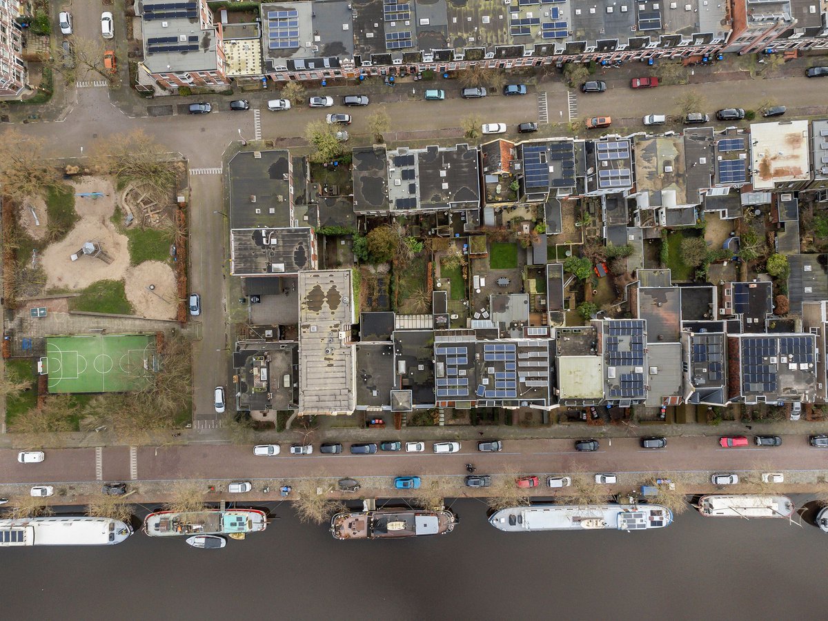 🔍 Dit pand bestaat uit 2 huizen, een grachtenpand aan één straat en een kleiner huis aan de andere kant. 🏘️ Wat zou jij met deze combinatie doen?👇

Check de prijs &amp; foto's hier: t.ly/NCUoB

#Binnenkijker #leeuwarden #inspiratie #wonen #wooninspiratie #Funda #TeKoop