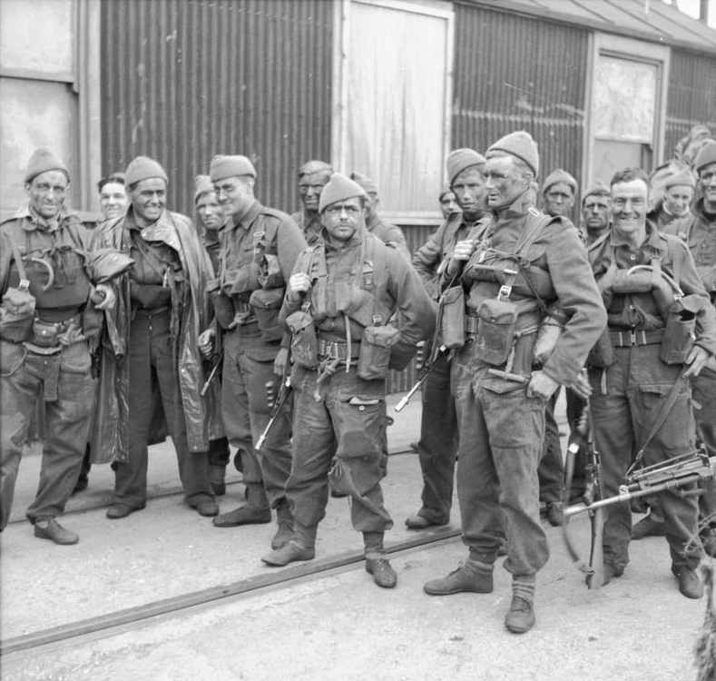 British Commandos, 1942. A fine body of men.😀 (IWM H 18957)