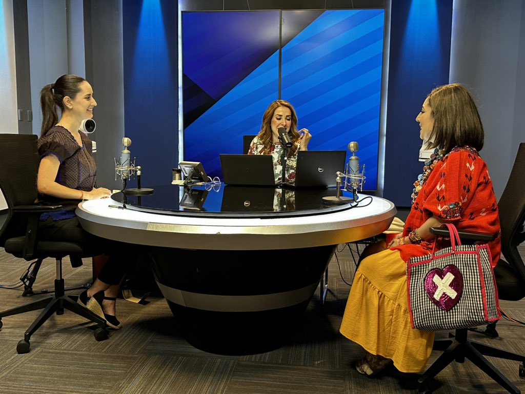 #ENVIVO | Me acompañan en el estudio Xóchitl Gálvez (@fernandaostos) y Claudia Sheinbaum (@tamhenaine), protagonistas de “Dos mujeres, una silla” #AzucenaxFórmula