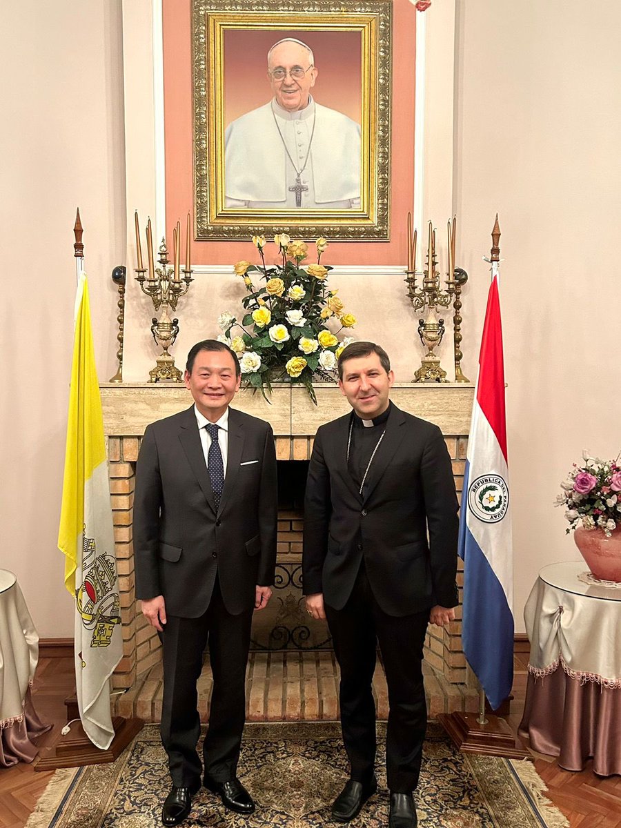 Hoy el Embajador @TWambPY, realizó una visita de cortesía al nuevo nuncio apostólico en Paraguay, S.E. Rvdma. Monseñor Vincenzo Turturro. Afianzamos nuestro compromiso de apoyo a las actividades del cuerpo diplomático en 🇵🇾, velando por el bienestar de nuestros pueblos.