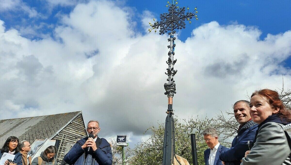 PHOTOS - La cathédrale Notre-Dame de Paris va bientôt retrouver sa croix du chevet, restaurée en Normandie ➡️ l.francebleu.fr/gXzB