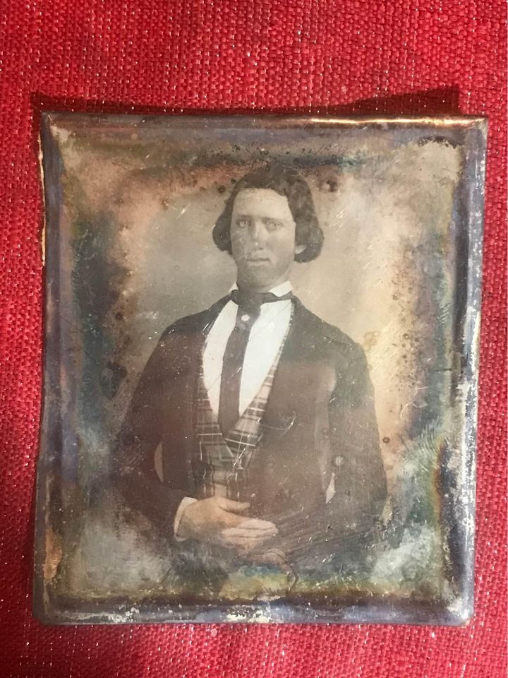 A 19th-century history remarkable daguerreotype by William Shew. 📸✨ Crafted in Civil War era, Shew's meticulous craftsmanship captured the likenesses of prominent figures #WilliamShew #Daguerreotype #VintagePhotography #CivilWarHistory #GainesvilleThings gainesvillethings.com/product/willia…