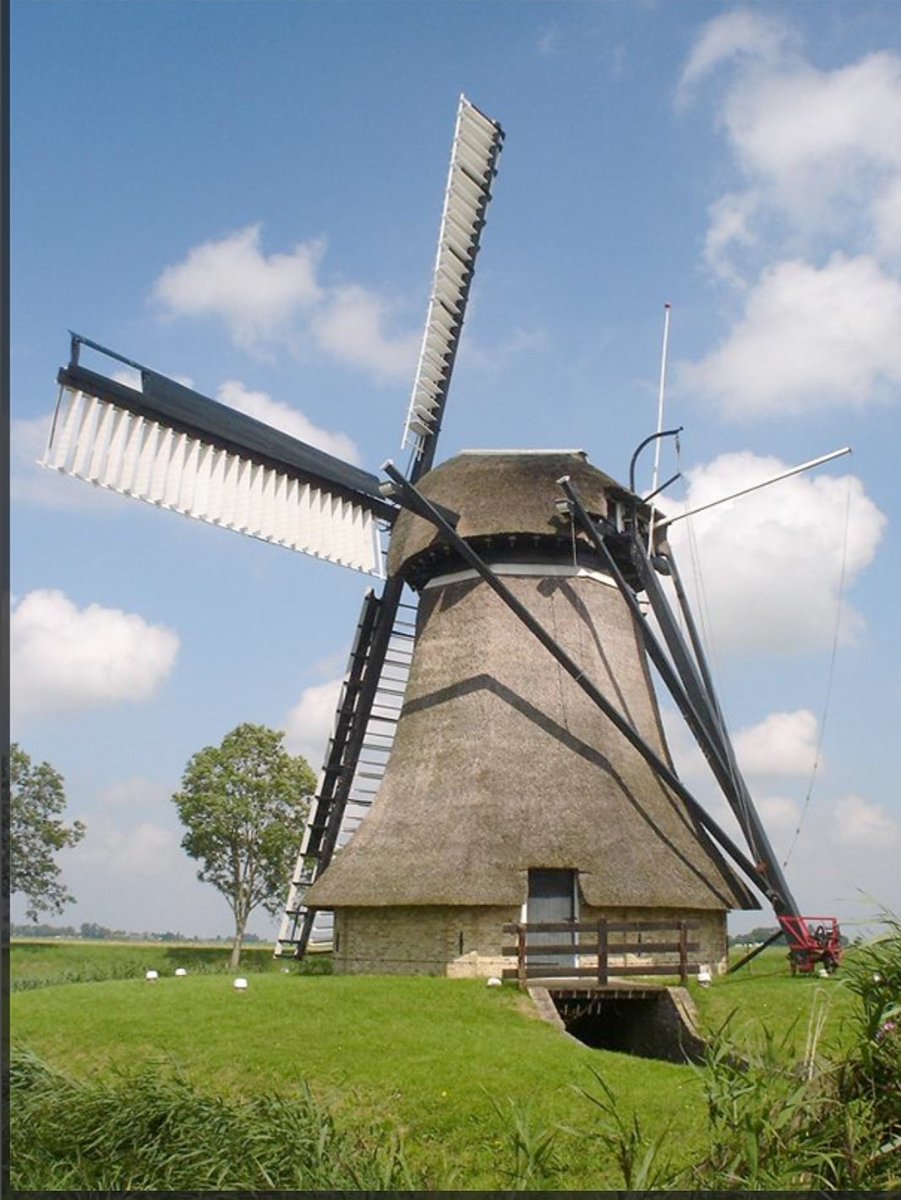 De huidige Aylvapoldermolen is afkomstig uit Hallum en bemaalde daar sinds 1846 het waterschap Vijfhuizen. De molen kreeg daar in toenemende mate last van de uitbreiding van een bedrijventerrein en werd daarom in 2000 verplaatst naar een historische molenlocatie, Burgwerd. 1/2.