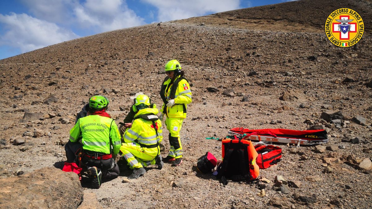 Incidente a Vulcano, soccorso tedesco Trauma facciale per il turista 83enne caduto sul cratere VIDEO  lasiciliaweb.it/2024/05/incide…