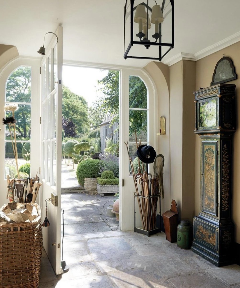 Oxfordshire …The gentle spring breeze whispers through the enchanting Bampton house