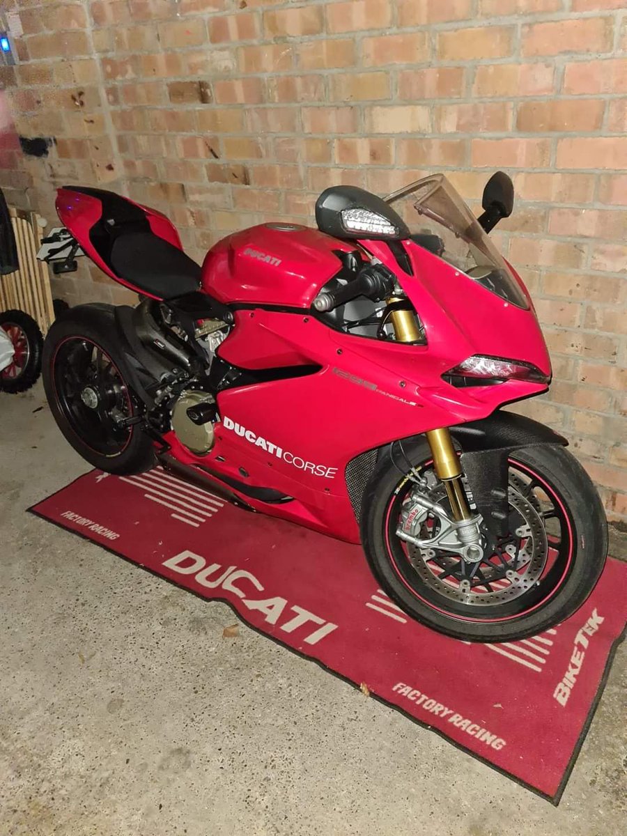 Ducati stolen from Derby yesterday, 1520hrs.
last sighted Langley Mill & tracked towards Sheffield!

2015 Ducati 1299s. Full Akropovic exhaust system.
Paintwork covering black Rizoma rearsets.
Had around 14'000miles on clock
Any sightings or information contact Derbyshire Police