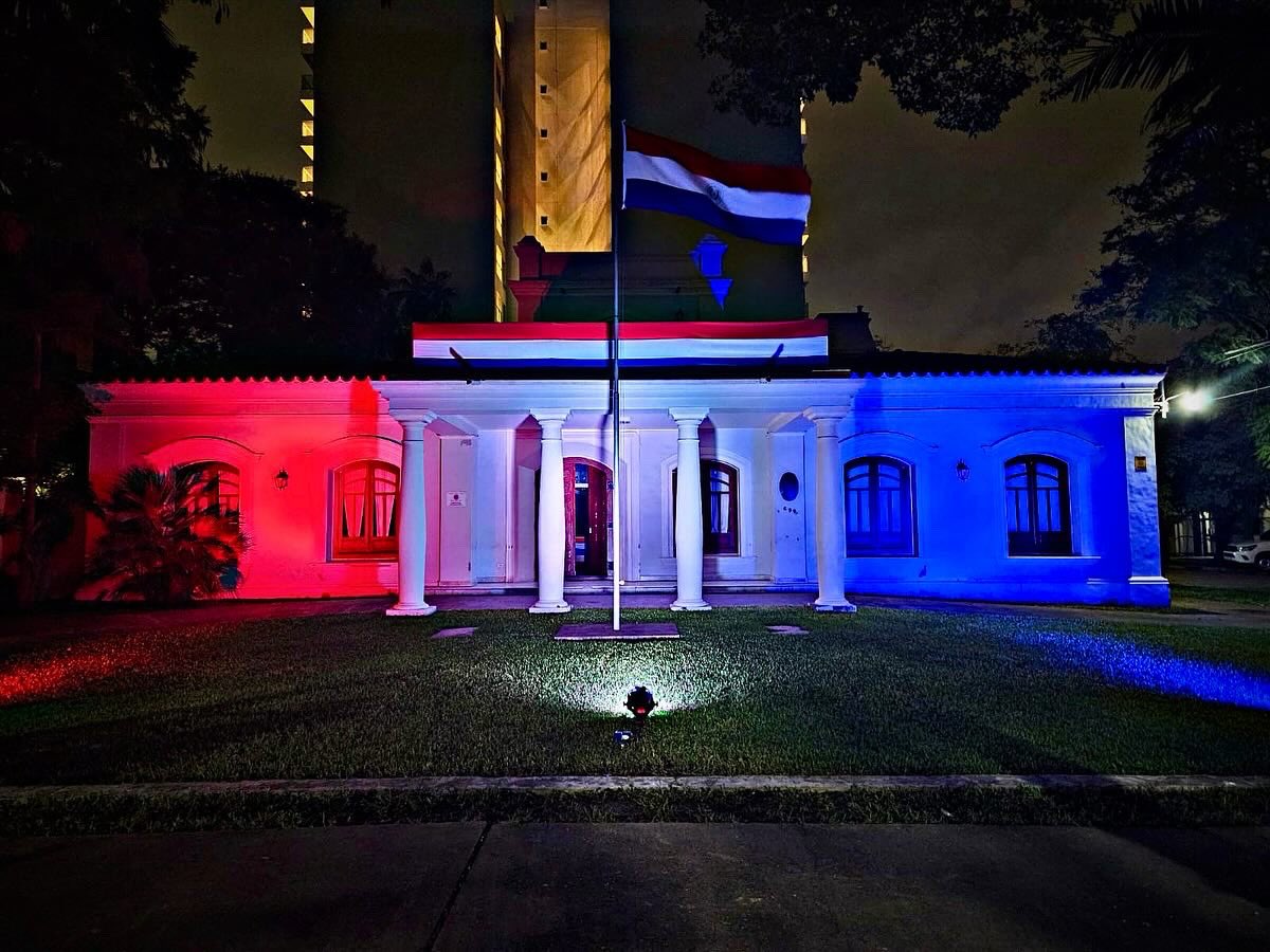 Encendimos las luces con los colores patrios que adornan nuestra sede Consular durante el mes de la Independencia Nacional. ❤️🤍💙

213 AÑOS DE LA INDEPENDENCIA DEL PARAGUAY 🇵🇾 

#consuladopy #resistencia #chaco #213 #independencia #mesdemayo #fiestaspatrias
