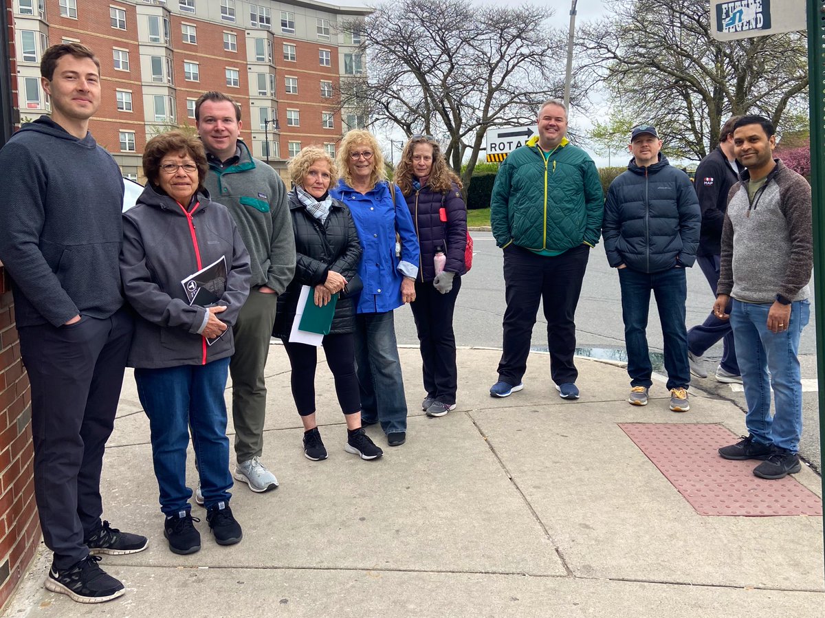 Thanks to these incredibly dedicated Andrew Square neighbors who showed up at 9am to discuss safety + new businesses around the rotary 👏

Special shout out to: Charlie Levin @EdforBoston, Andrew Square Civic Assoc, and Jay Patel, rotary business owner

#SouthBoston #Southie