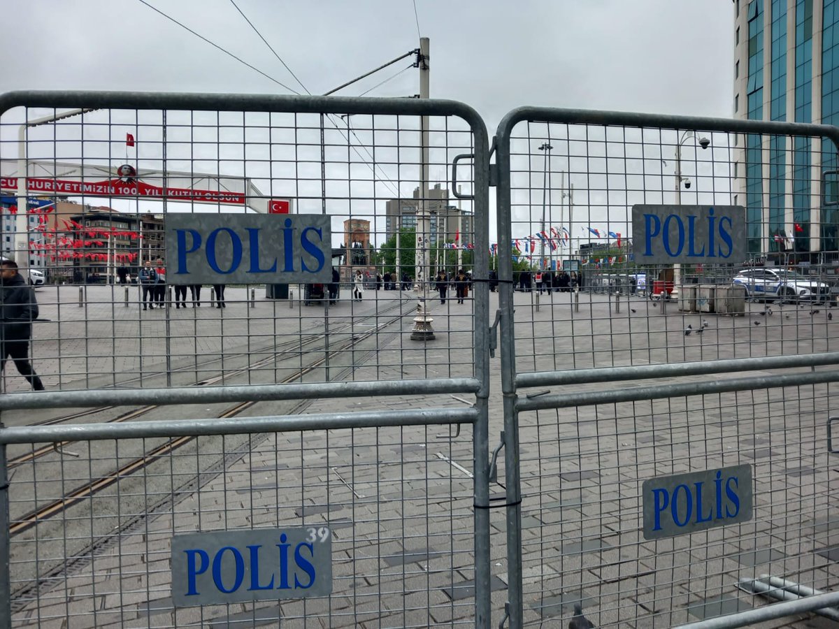 Anayasa Mahkemesi kararına rağmen 1 Mayıs'ta işçilere Taksimi yasaklamak toplantı ve gösteri hakkının ihlalidir. Mahkeme kararlarına uymamak, şehri bariyerlerle, polislerle abluka altına alıp ulaşımı durdurarak halka kapatmak suçtur!