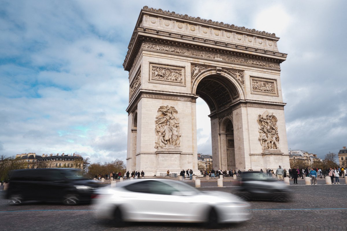 How can flying to Paris be this cheap this close to summer, in an Olympic year, no less? @DawnGilbertson explains in her latest newsletter. (Photo AFP/Getty Images) createsend.com/t/d-409FEC7E5C…