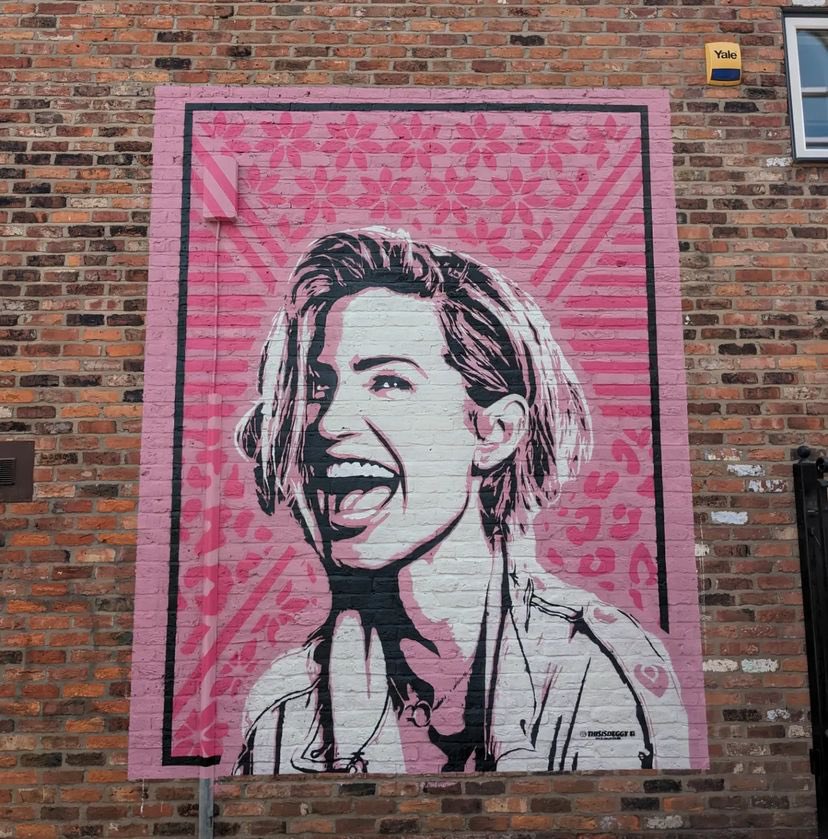 Take a look at the amazing Sarah Harding mural at 11 High Street (former Royal Oak pub) #Stockport. 👀 The mural, by street artist Deggy, is part of an art trail across the town from @totallyskto improve the centre for visitors, business and residents. 🎨🖌️