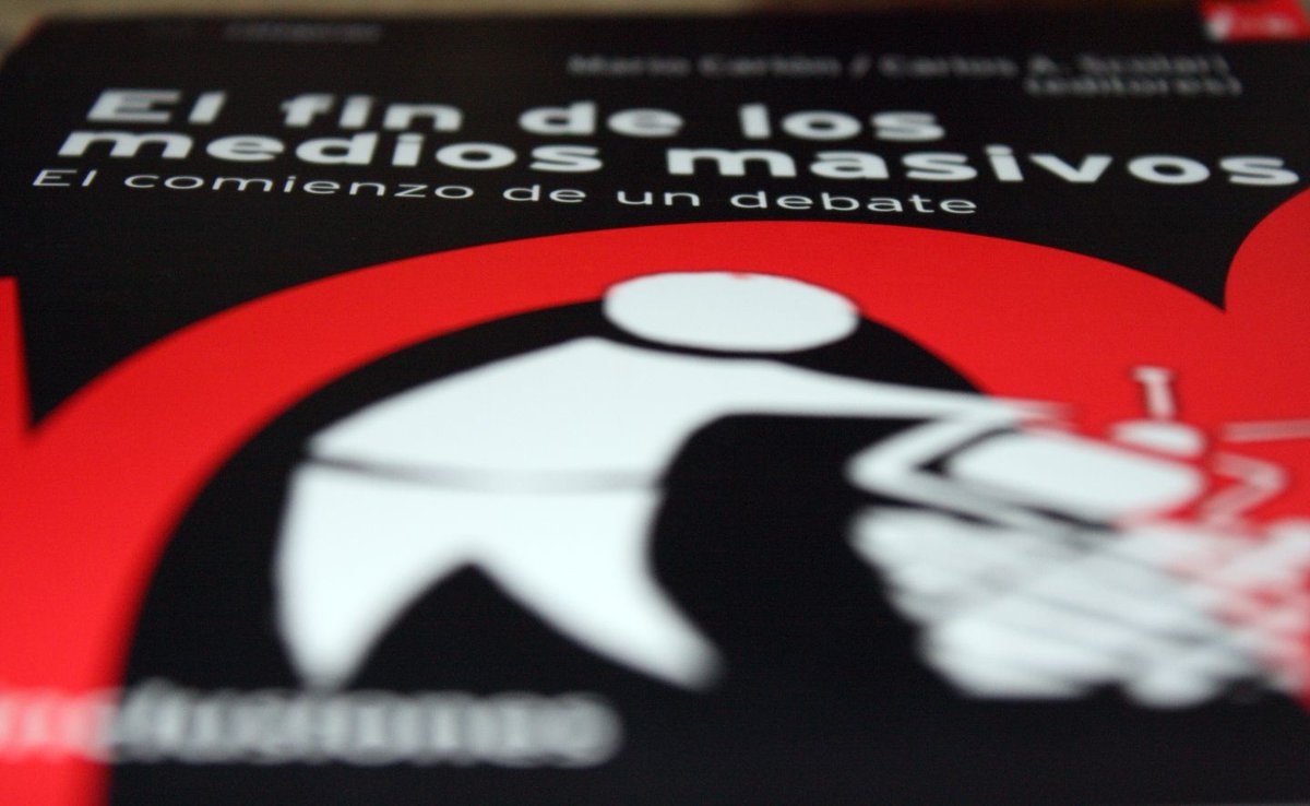 Hace 15 años aparecía 'El fin de los medios masivos. El comienzo de un debate', un compilado editado con @mario_carlon que hizo honor a su subtítulo. Muchos temas de este volumen polifónico reaparecen en 'Sobre la evolución de los medios' (2024) buff.ly/2WScQCL