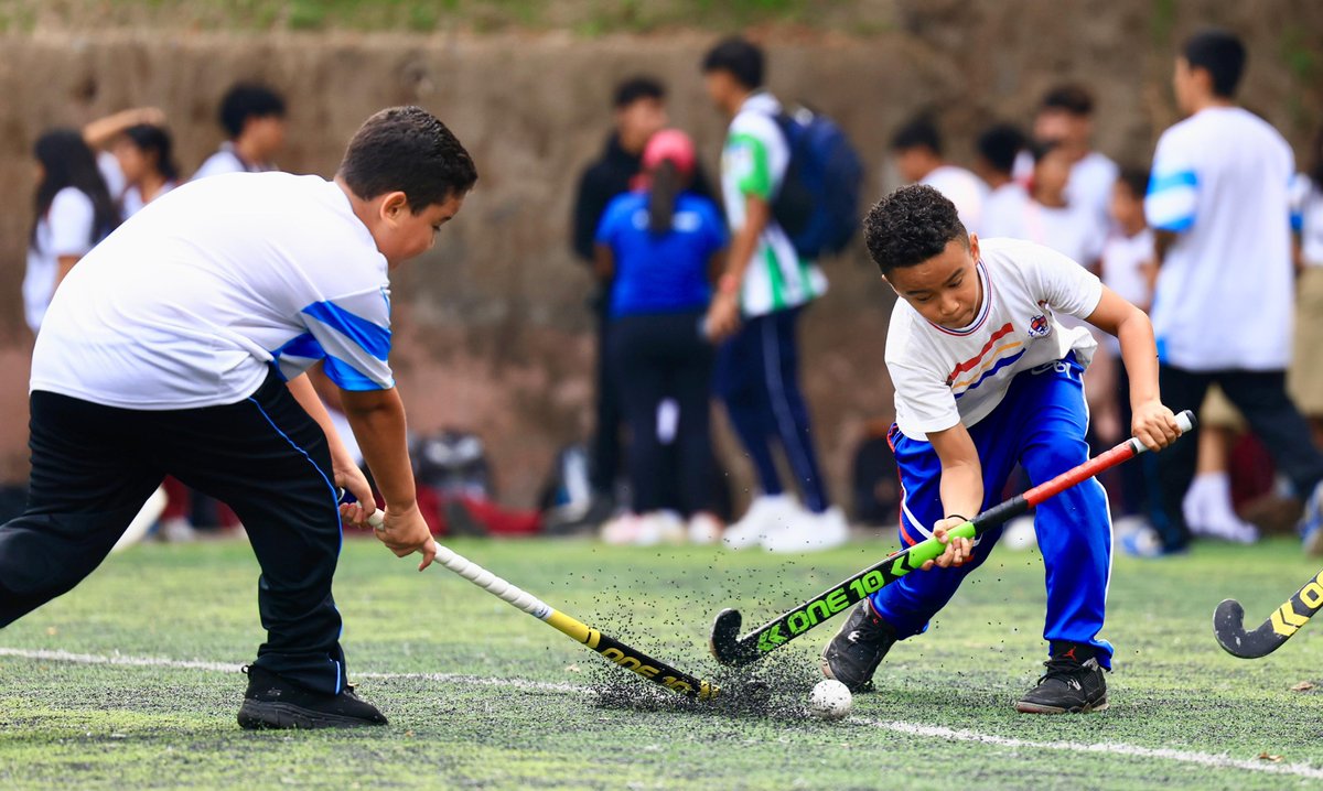 #JuegosEstudiantiles | Por segundo año consecutivo, la Federación Salvadoreña de Hockey, lleva a cabo la Liga Estudiantil en la que participan 16 centros educativos, entre ellos el campeón defensor en ambas ramas, el Colegio Coronel Francisco Linares de Apopa.…