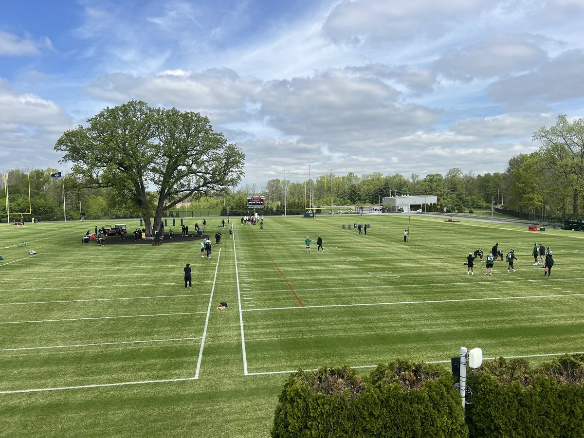 #Jets rookie minicamp is underway. The rookies drafted aren’t leaving, as is the case every year. Robert Saleh still has PTSD from Dante Fowler’s injury. UDFAs, tryout players will work.