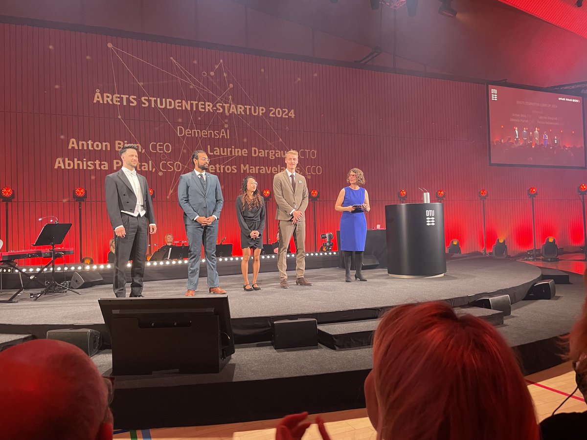 Til årsfest på DTU. Her fejring af årets studenter-startup, DemensAI, som har opfundet en metode til tidlig diagnosticering af demens.