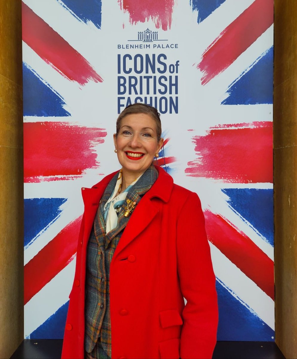 ❤️🇬🇧👠 #FashionFriday #Icon edition 👠🇬🇧❤️ @BlenheimPalace for Icons of British Fashion exhibition Wearing British design vintage wool Hardy Amies tailored coat #CharityStoreFind tweed jacket @TRAID tweed skirt @oxfamgb #FoundInOxfam antique brooch & pearls