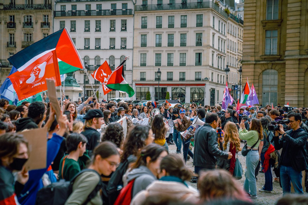 1500 étudiants rassemblés devant le Panthéon. Ils donnent une grande leçon aux lâches et aux complices. Une leçon de citoyenneté et de devoir. Ils ne se laissent pas faire. Contre la colonisation et le génocide. Pour la paix. La jeunesse plus responsable que son gouvernement.