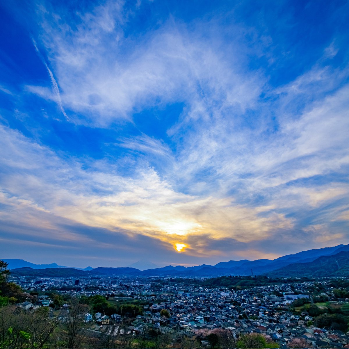 夕焼けまであと少し☺️ これはドラマチックな夕焼けが撮れそうと思っていたら ドラゴン出現🐲おー👏これはドラマチックな展開と思っていたら まさかの夕焼けせず🤣また撮りに来いよ!ってメッセージだったんだなぁと思い山を降りる☺️ #写真 #photo #ドラゴン #龍 #空 #雲 #sky #夕焼け #いまそら…