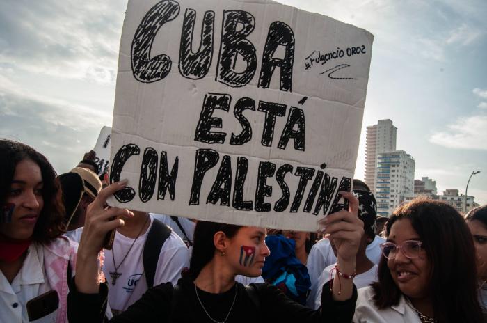 Este viernes, la escalinata de la Universidad de La Habana será tribuna para condenar al Gobierno sionista 🔗cubaminrex.cu/es/contra-el-c… #FreePalestine 🇵🇸