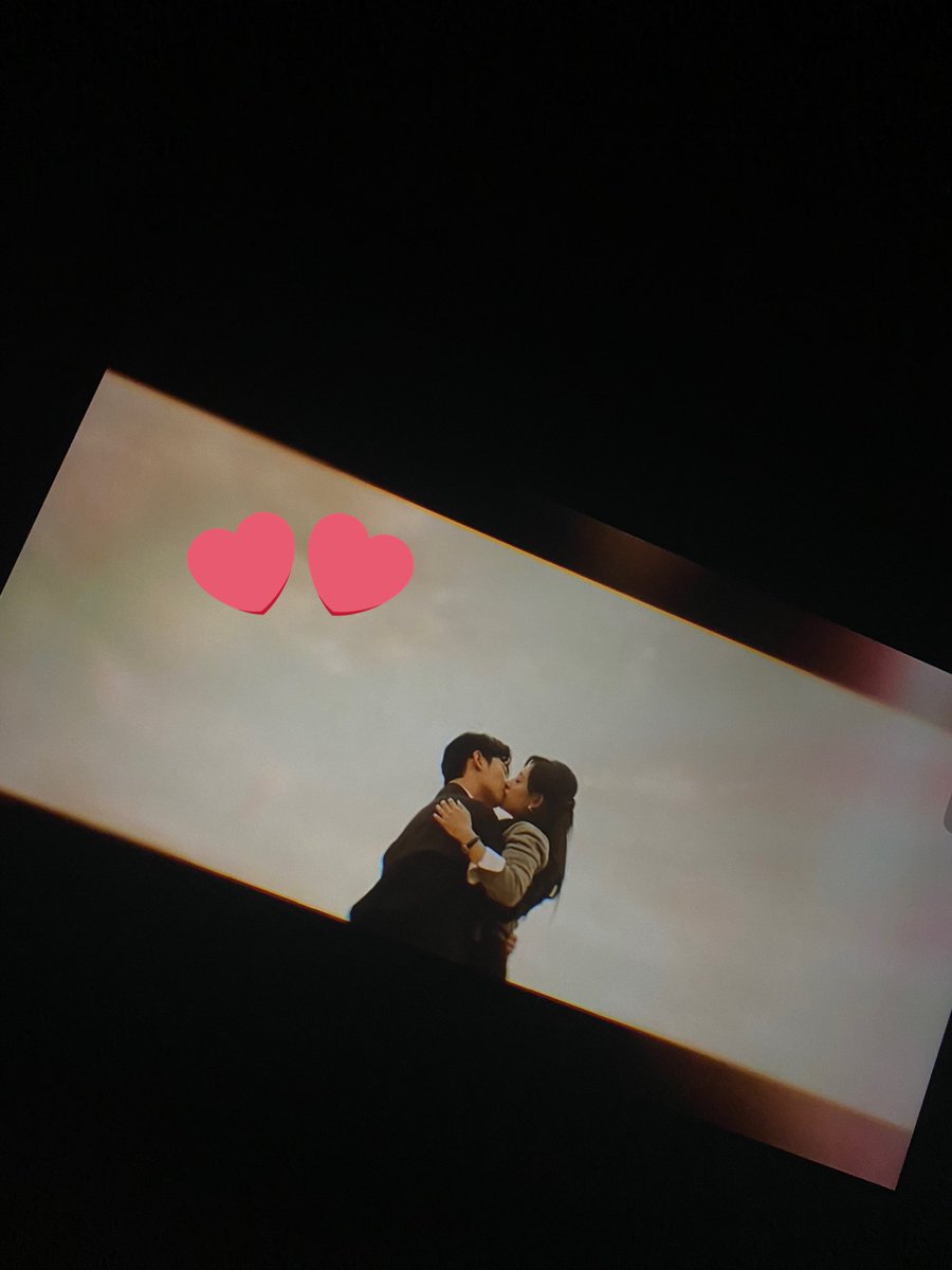 baru nyadar kissing scene #QueenofTearsEp5 versi netflix sama versi TVN berbeda.. yang versi netflix kissing scenenya lumayan cepet, kissing scene endingnya di foto yg aku kasi love ini. sdgkan yg di TVN di postan knetz ini, lumayan lama. apa gw telat ya nyadarnya? #QueenofTears