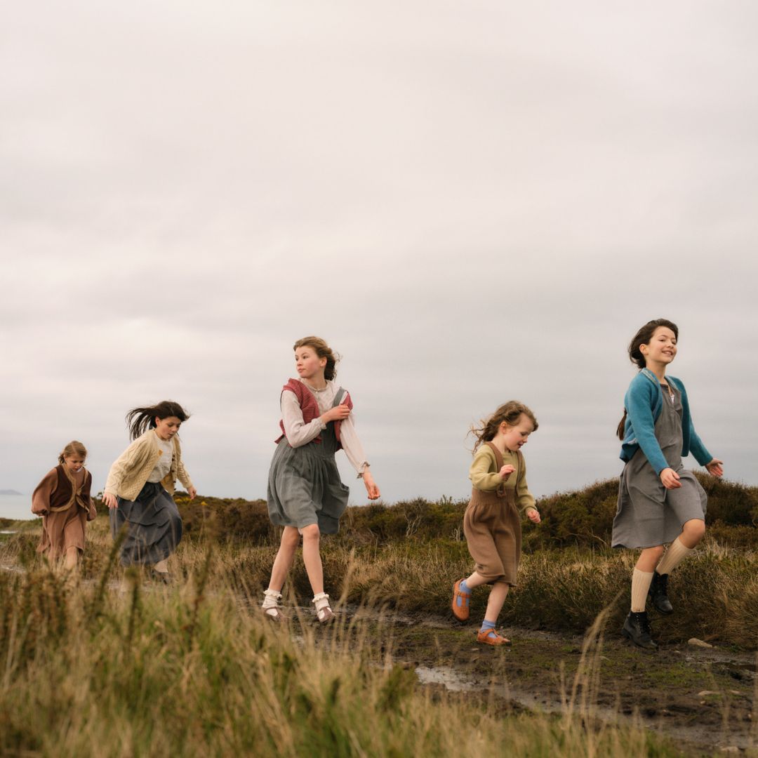 '...in the old days August the First was La Lughnasa, the feast day of the pagan god, Lugh; and the days and weeks of harvesting that followed were called the Festival of Lughnasa' 💚🔥☘️☀️🪁 🗓️ Opens 17th July. Previews from 12th July. 🎟️ BOOK TICKETS: gatetheatre.ie/production/dan…