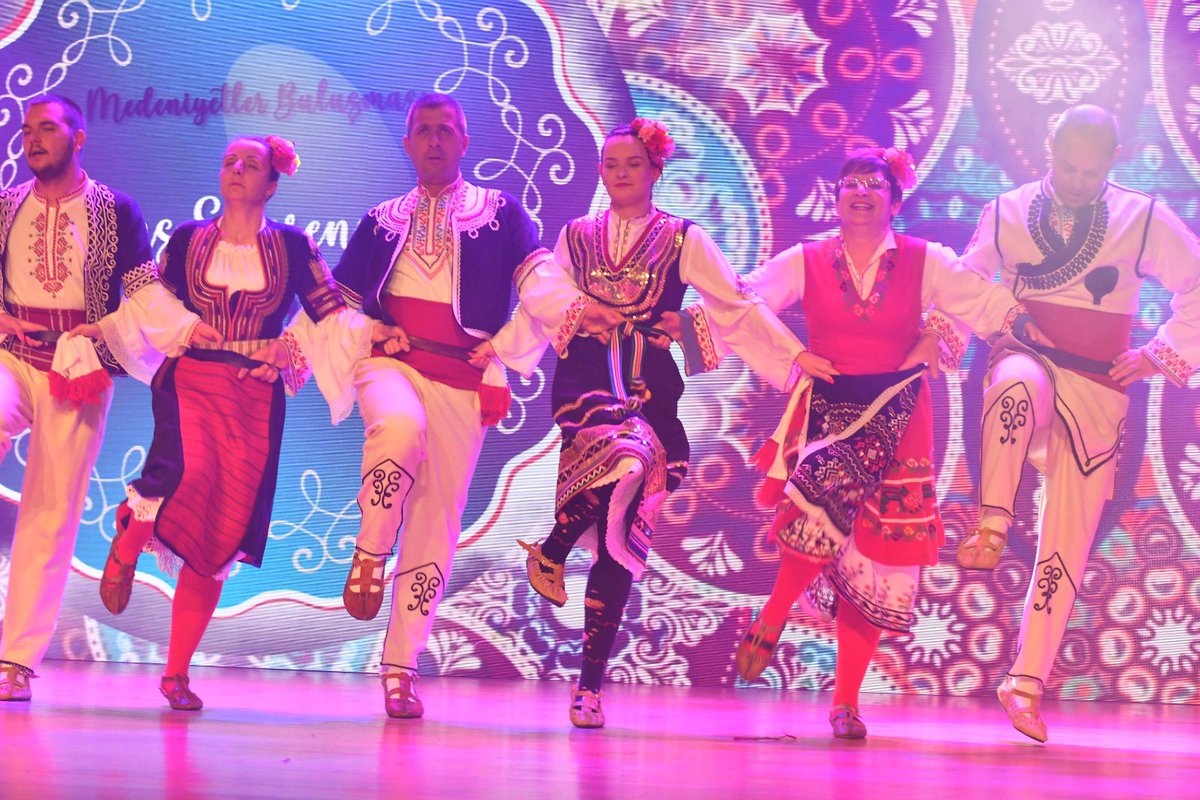 Mektebim Yıldızları Medeniyetler Buluşması Halk Dansları Festivali Muhteşem Bir Gala Gecesi İle Sona Erdi!
3 farklı ülkeden 400 dansçının İstanbul Cem Karaca Kültür Merkezinde bir araya geldiği gecede, dansçılar kendi yörelerine özgü kültürlerini halk dansları ile sergileyerek…