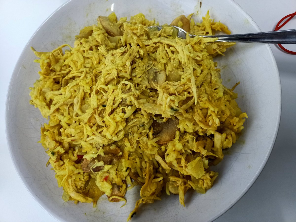 terptm's tweet image. Het eindresultaat van een uur lang trekken aan een dode kip.
(Pulled) Kip-kerrie met champignons. Zo kom ik de avonddienst wel door. 
Damn dat is lekker. 
#kipkerrie #pulledchicken #terugvolgvrijdag #avonddienst #latedienst