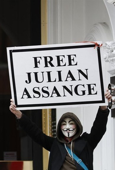 Zum Tag der Pressefreiheit: FREE Julian #Assange! Der sitzt seit Jahren im Knast, weil er KRIEGSVERBRECHEN aufgedeckt hat! Die Kriegsverbrecher Bush & Blair genießen ihre Rente mit malen & golfen! #FreeAssange