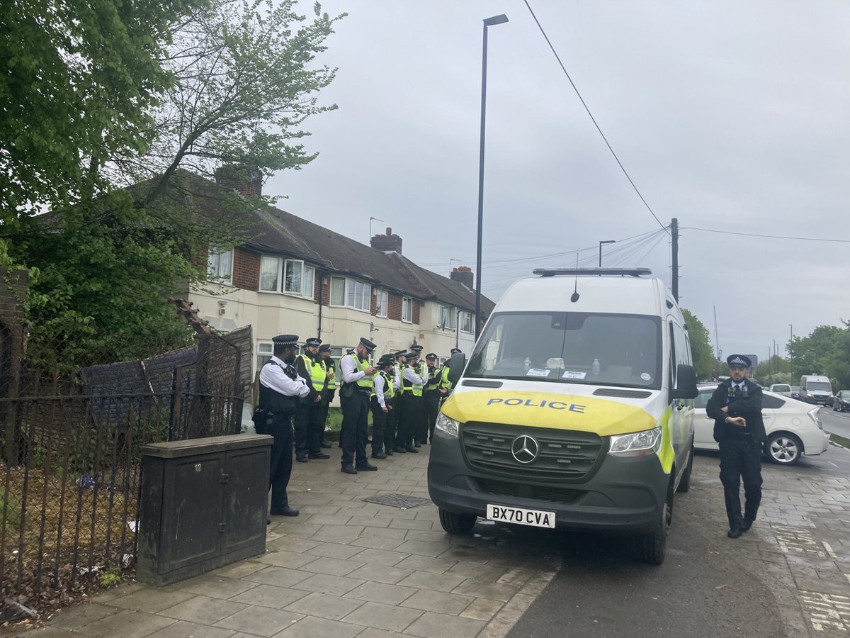 Huge numbers of police and TSG at Eaton House in Hounslow to enforce the government’s cruel detention & deportation policy. Solidarity to our comrades resisting. Our asylum seeking friends are part of our community and we stand with them. 📍 Staines Road, Hounslow, TW4 5DL.