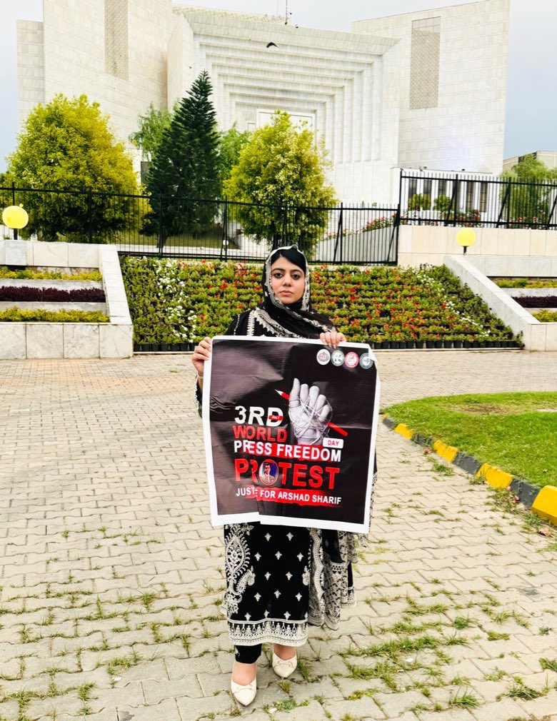 Standing at constitution avenue in front of Supreme Court of Pakistan. 
Still waiting for justice.
#JusticeForArshadSharif 
#JournalismIsNotACrime 
#FreedomofthePress