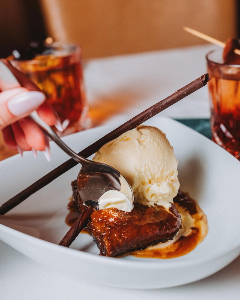 Order the sticky toffee pudding and thank us later. 🍨 📍 Gallagher's Steakhouse mgm.newyorknewyork.com/wmhxy2ya