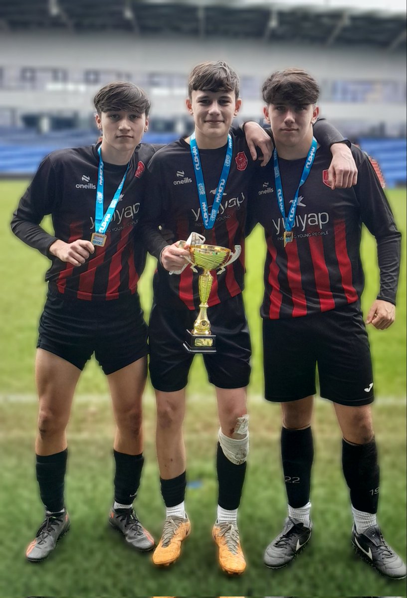 Congratulations to @PE_NewmanRC for a hard fought penatlies win to become league champions at Yr 11. 3 x @SpringheadAFC u16s Reds played their part in a great season for the school team too.
