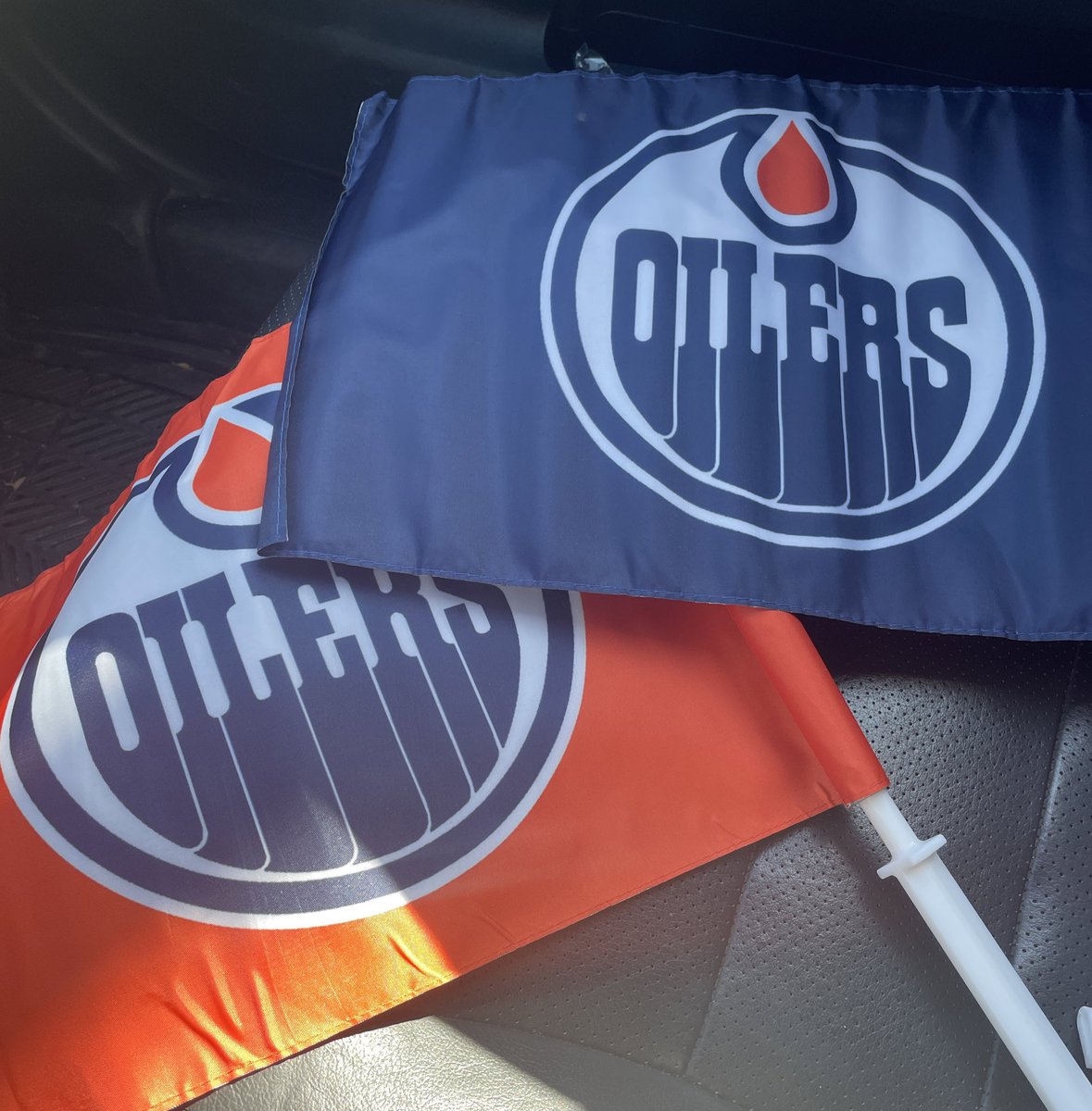 New series starting soon, and new @EdmontonOilers car flags have been acquired! #LetsGoOilers 👌🏻
