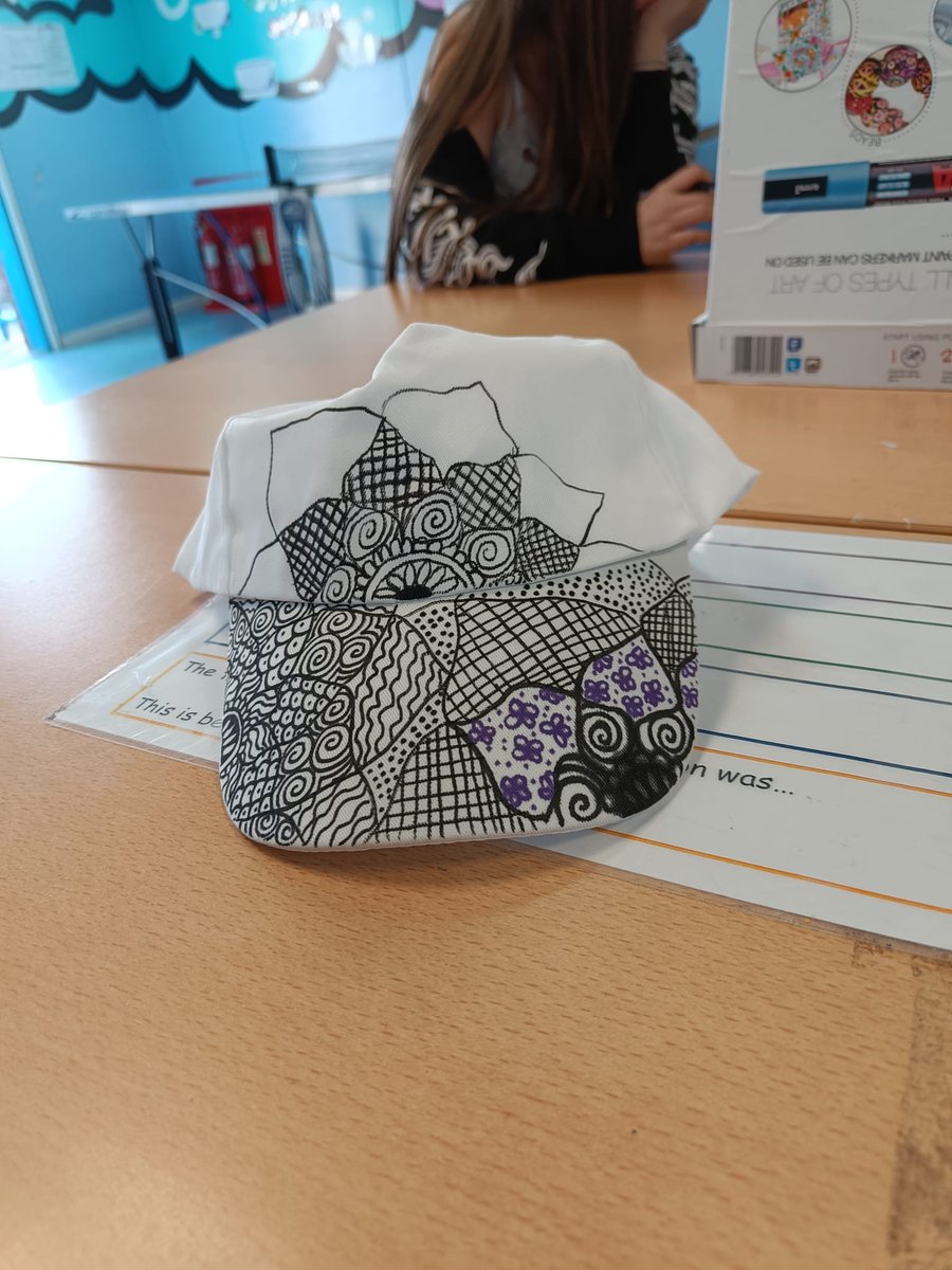 Woodthorpe Youth Club got creative last night, making designs onto caps that they could take home #Eastlac #Youthwork #Youngresidents