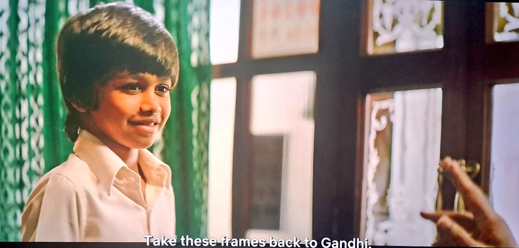 Raees is my favorite SRK action film. Rewatching now. Will live tweet here.🧵 1. Baby Raees stealing specs from Gandhi's statue and being told by the Doctor that Gandhi's specs aren't going to work, whike looking at Raees through the specs is one all-time fav Bollywood moment.