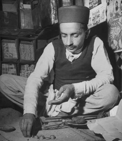 1946 में एक साहूकार अपनी दुकान में बैठकर पैसे गिनते हुए 

#इतिहासनामा #history #india #indiapride #PMOIndia #historyofindia