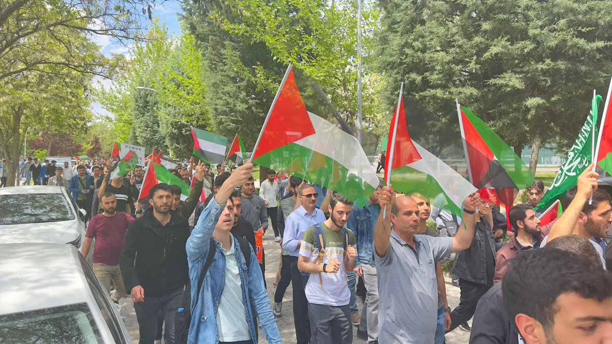 Üniversitemizde Cuma Namazının ardından İsrail’in Filistin’e karşı yaptığı zulme karşı akademisyenlerimiz, öğrencilerimiz ve STK temsilcilerinin katılımıyla yürüyüş düzenlendi.