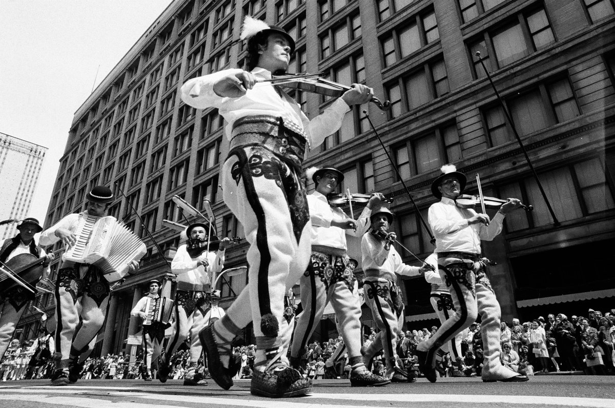 ChicagoMuseum's tweet photo. It’s #PolishConstitutionDay, marking May 3, 1791, when the Polish-Lithuanian Commonwealth adopted the 1st written European constitution. Polish Chicagoans have celebrated the day with a parade since the 19th c. Learn more in #BackHomeCHM, closing 6/8.
https://t.co/zwzUAEHlm7 https://t.co/QYoRBRrveR