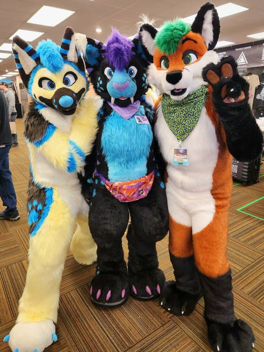 We have automatically adjusted to Gale's height for #FursuitFriday 🐶🐱🦊✨📏🤖

🐶: @ShepGoesBlep
🐱: @NexusFolf
📍:#FCL2024