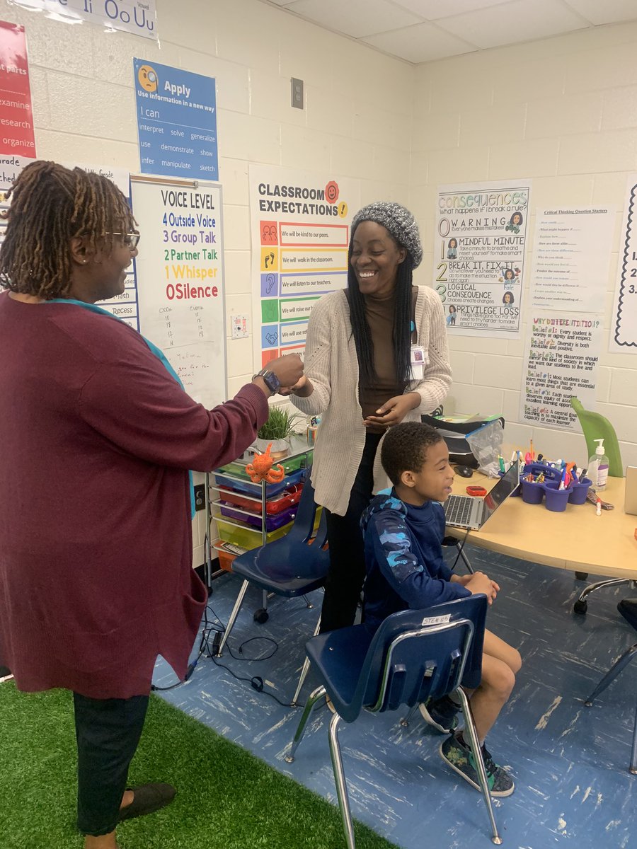 #GoldStarAlert shout out to the leaders and educators at <a href="/ARES_HCS/">Austin Road Elementary</a> ! They all win for kids everyday! ⭐️⭐️⭐️