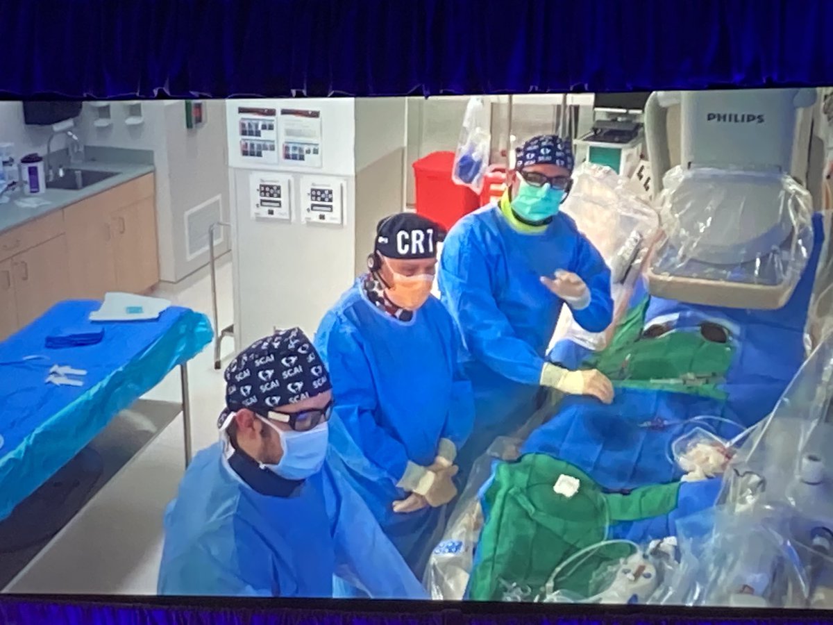 Live SCAI case with @HashimHayder our former interventional cardiology fellow from @MontefioreNYC proud of you! 👏