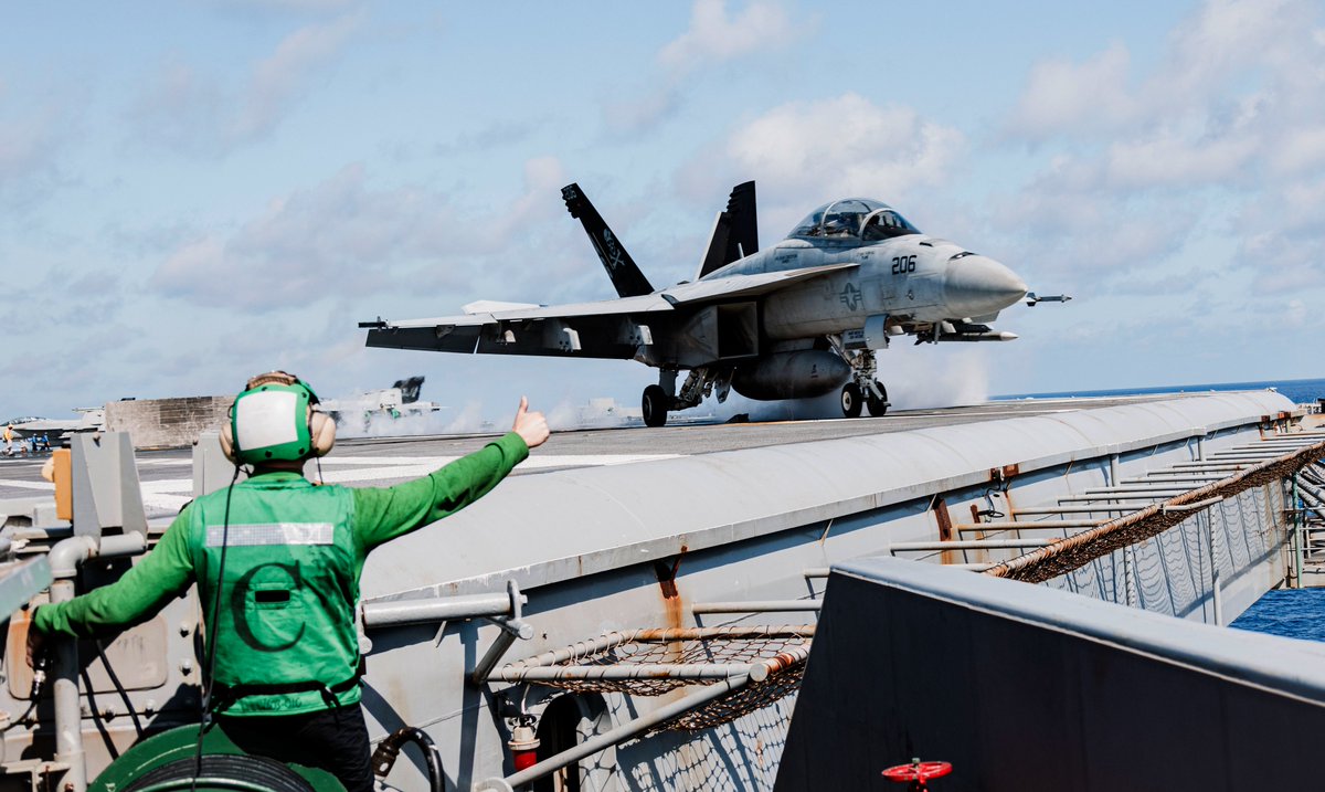 #USNavy Photos of the Day:

1️⃣ @GW_CVN73 #FLTOPS w/ #VFA103 in the Atlantic Ocean
2️⃣ Officers stand watch on the bridge aboard #USSMcCampbell and3️⃣ #USSRussell #UNREP w/ @MSCSealift USNS John Ericsson @US7thFleet
4️⃣ @TheRealCVN71 #FLTOPS @INDOPACOM
👉 dvidshub.net/r/uw5gq2