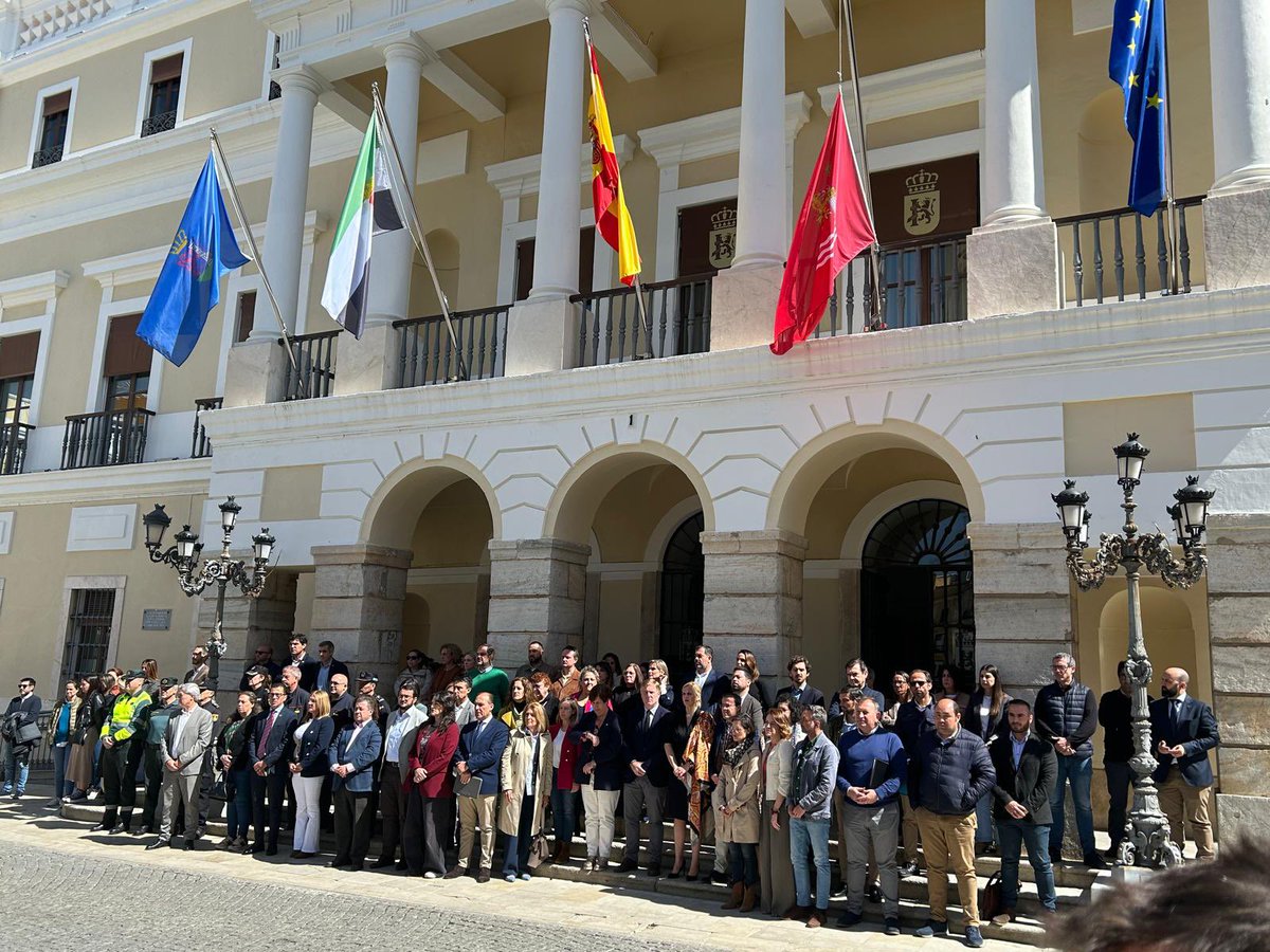 La consejera Elena Manzano, en representación del Gobierno de la Junta de Extremadura, se suma al minuto de silencio que se ha llevado a cabo en el Ayuntamiento de Badajoz, en señal de apoyo y solidaridad con la familia de Carmen Tejero. #ayuntamientodebadajoz