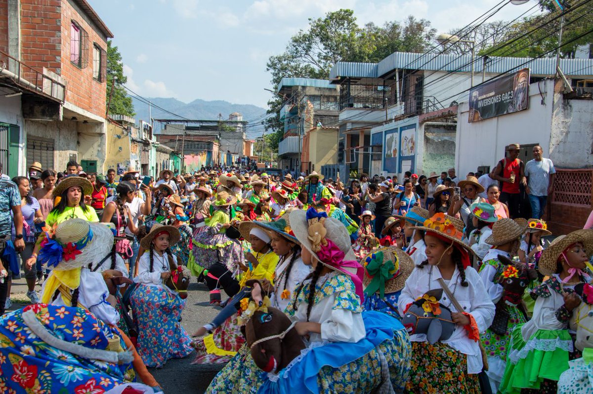 Se realizó el XV Encuentro de Burras y Burriquitas de Guatire, desde la sede del Centro de Educación Artística Andrés Eloy Blanco, municipio Zamora del estado Miranda, cita que exaltó la transculturización característica del ser venezolano. #Miranda #3May n9.cl/b5x1u