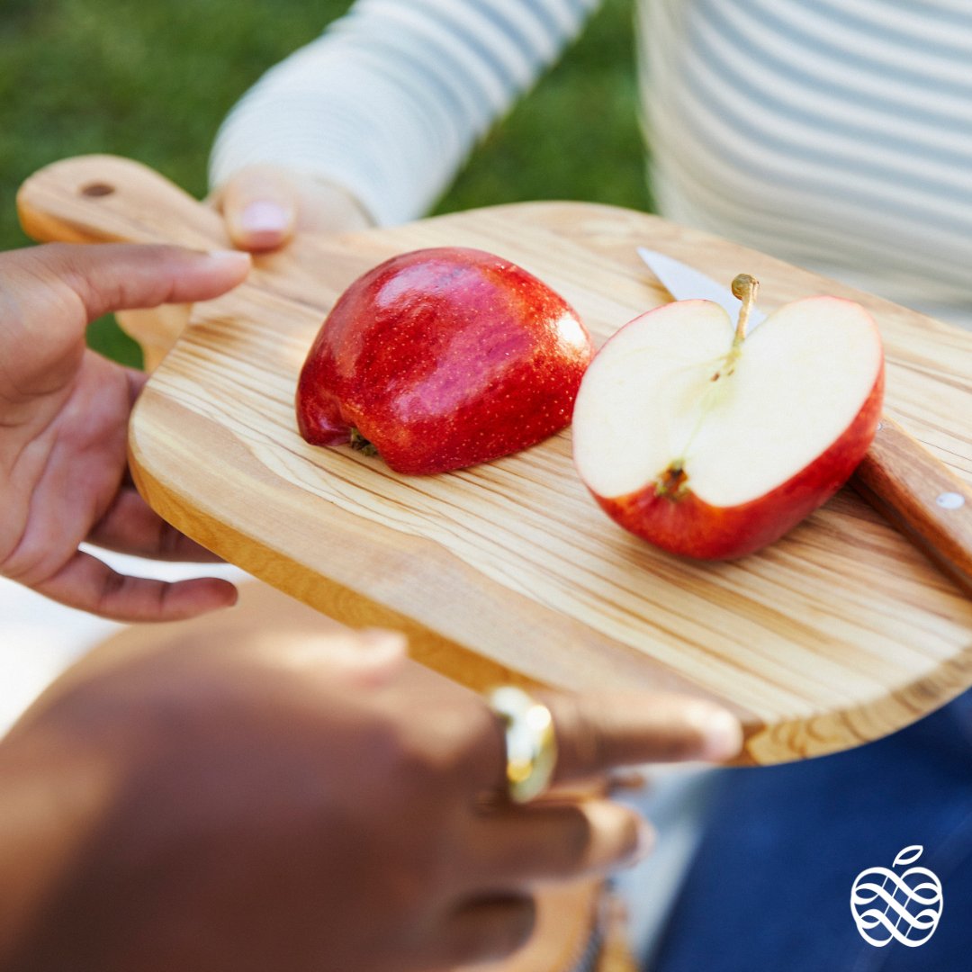 Slice and share the crisp sweetness of Envy™ apples with your loved ones! 🍎✨ Whether it's a romantic picnic snack or a gathering with friends, every bite is a moment worth savoring together. 

envyapple.com/us/store-locat…

#EnvyApples #SliceAndShare #apples #biteandbelieve