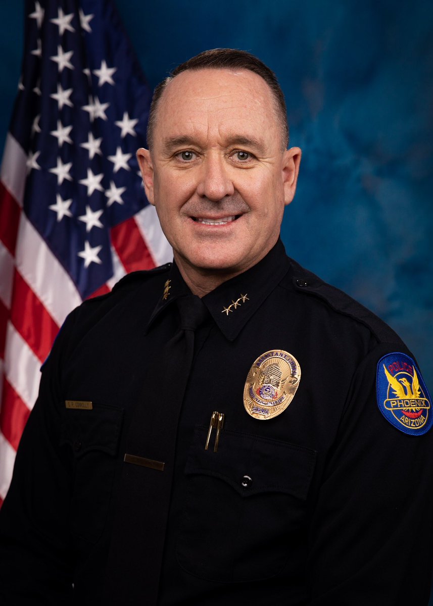 It is with tremendous gratitude & a wish for the Luck ‘O the Irish that @PhoenixPolice & I celebrate Executive Asst. Chief Sean Connolly on his last day w/ #PHXPD after 3 decades of service. He leaves to be Chief of @FlagstaffPD. The Northland is getting a great LE executive .