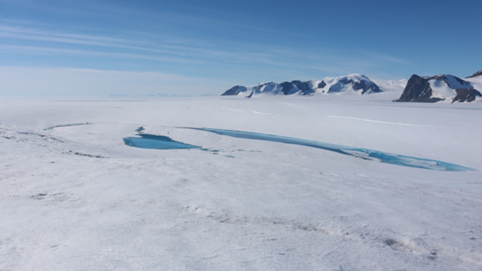 Published today in @igsoc, our new study that includes the first in-situ observations of Antarctic ice-shelf fracture due to surface meltwater lakes: bit.ly/4aZ0SNz