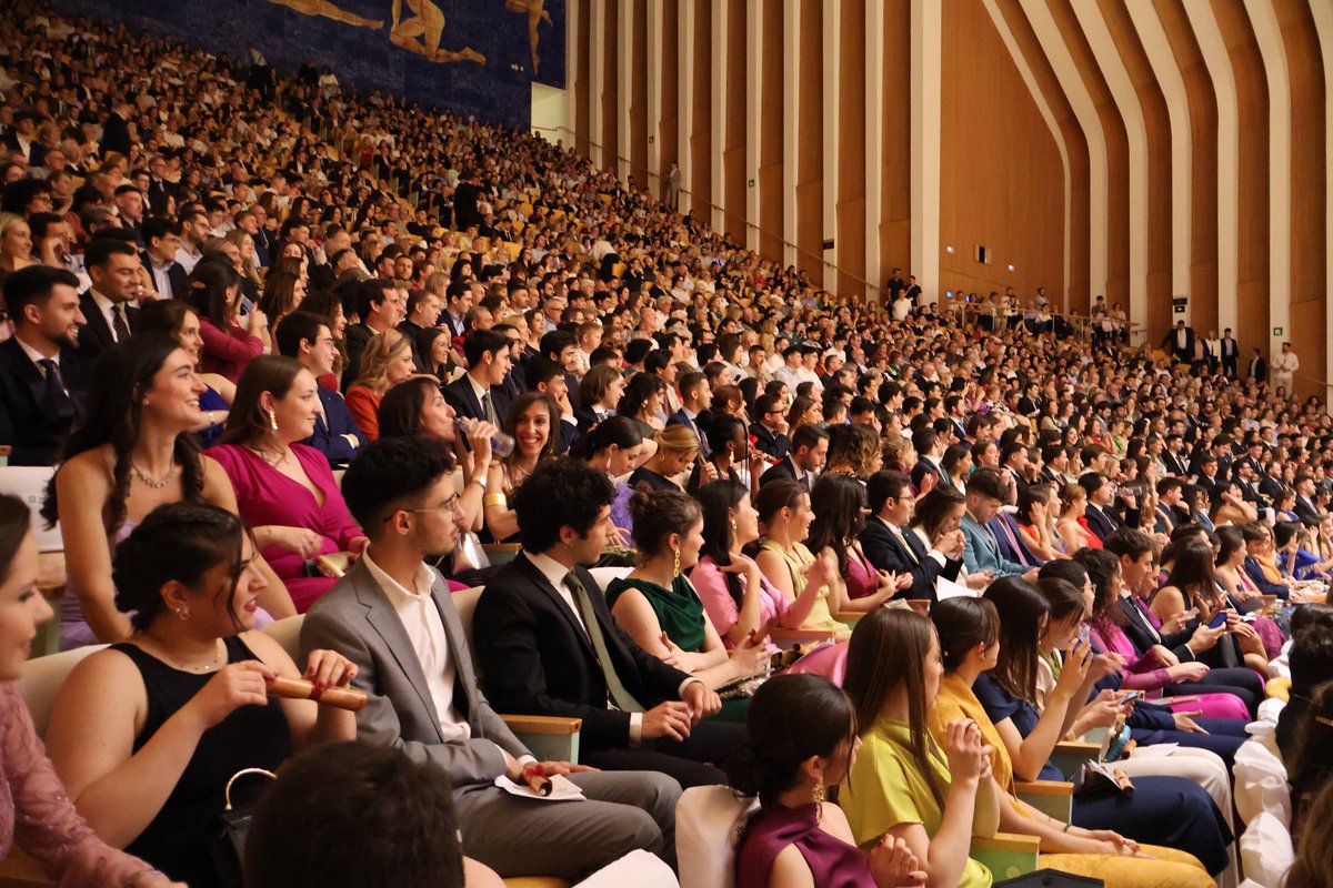 🎓 Comienza la Graduación de @medicina_uv de la @UV_EG en el Palau de les Arts. ➡️ Cerca de 1500 personas acompañan a los nuevos médicos en la celebración.